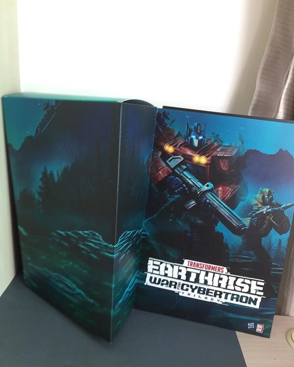 Transformers Earthrise Retailer Incentive Gift Box, Poster And Pin Sets  (1 of 6)